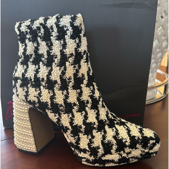 Betsey_Johnson
Raylan Houndstooth Platform Booties new.   #6 - Picture 1 of 9